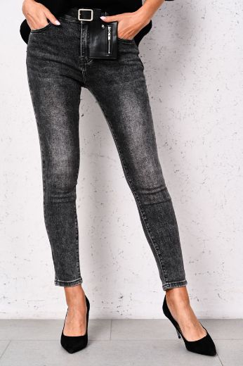 Jeansowe spodnie typu skinny z paskiem