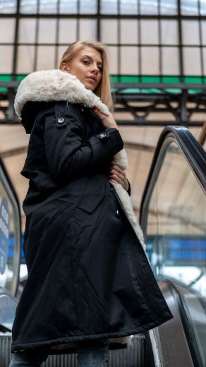 Długi płaszcz typu parka z futrem czarny