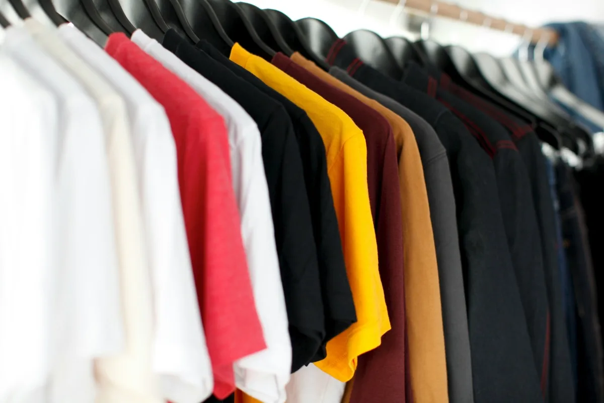 Jak modne t-shirty damskie oraz koszulki i t-shirty męskie tworzą wygodną garderobę?